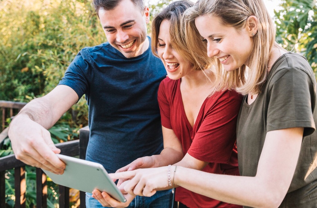 Menschen arbeiten zusammen an Technologie
